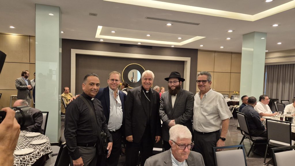 Encuentro interreligioso en Nuevo León. Reconocen la labor de Mons. Rogelio Cabrera López.